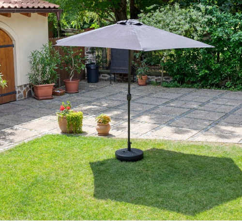 Zahradní slunečník v minimalistickém designu