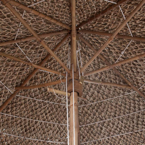 Slunečník má přírodní bambusovou konstrukci